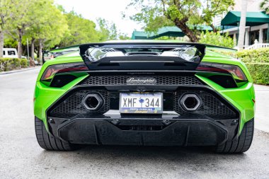 Miami Beach, Florida USA - 9 Haziran 2024 Lamborghini Huracan Tecnica Green Miami plajında. Lamborghini lüks bir İtalyan otomobil üreticisi.