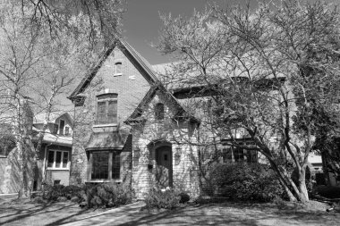 Banliyö tasarımı. İkamet mimarisi. Mahalle sakinleri. Rahat bir mahalle. Banliyö ev mimarisi. Mimarlık konsepti. Mahalledeki bir mülk. mortgage.