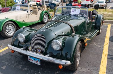Chicago, Illinois, ABD - 08 Eylül 2024: Morgan Plus Four Flat Rad 2 koltuklu, üstü açılır eski araba, yan görüş. Retro yeşil araba. Morgan Artı Dört Rlat Rad arabası. Morgan Plus Chicago 'da.