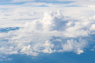 Güneşin doğuşuyla mavi gökyüzünün güzel manzarası. Gökyüzü bulutları. Parçalı bulutlu. Arka plan bulutu yazı. Gün batımında gökyüzü bulutsuz. Doğal gökyüzü.