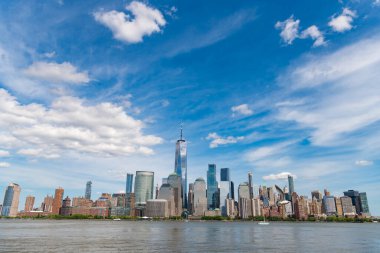 New Jersey 'den New York. Manhattan güzel silueti, New York, Birleşik Devletler. Manhattan 'ın ortasındaki New York şehrinin gökyüzü manzarası. ABD, New York, New York, Manhattan. New York gökdelenleri