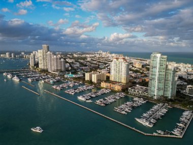 Marina Miami, Florida 'da. Biscayne Körfezi. Lüks yatı olan Miami marinası. Yaz tatili. Lüks Güney Sahili marinası. Lüks bir yat. Miami güney sahili manzaralı. Yat Kulübü.