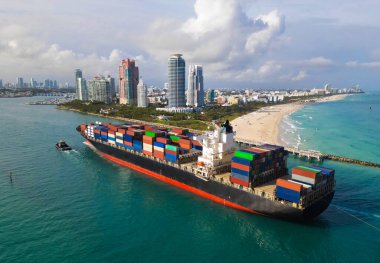 İhraç ve ithalat. Kargo işi. Miami Limanı. Miami 'de konteynırlı kargo gemisi, anten. Kargo gemisinde nakliye konteynırı. Kargo gemisi limandan ayrılıyor. Konteyner gemisi. Deniz ticareti cankurtaran halatı