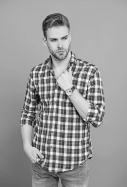 Eli kollu bir adam. Kol saatini gösteren bir adam. Zaman dakikliği. Lüks kol saati olan adamlar. Millennial yakışıklı adam kol saatini gösteriyor. Erkekler için moda aksesuarı. Erkek moda aksesuarı. Moda modeli.