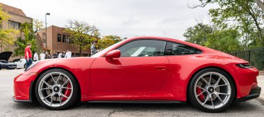 Chicago, Illinois - 29 Eylül 2024: 2023 Porsche 911 GT3 Touring kırmızı rengi. Porsche 911 GT3 turu sokağa park edilmiş. Yan görünüş. Porsche 911 GT3 Chicago turu
