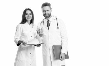 Doktorun reçetesi var. Doktor dahiliyecisi beyaz pano ile izole edilmiş. Hemşireye reçete yazan doktor. Reçeteli. İlaç ve sağlık sigortası. Hastanedeki doktor. Boşluğu kopyala.