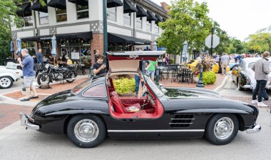 Chicago, Illinois - 29 Eylül 2024: klasik Mercedes-Benz 300 SL siyah renk. Caddeye park edilmiş klasik lüks Mercedes-Benz 300 SL. Yan görünüş. Chicago 'da Retro Mercedes-Benz 300 SL