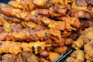 Kızarmış tavuk kebabı. Lezzetli şiş kebap. Izgara barbekü. Mangalda pişen şiş et, şiş kebap. Şişte tavuk eti. Mangalda tavuk var. Izgara ızgara. Arka bahçe hafta sonu.