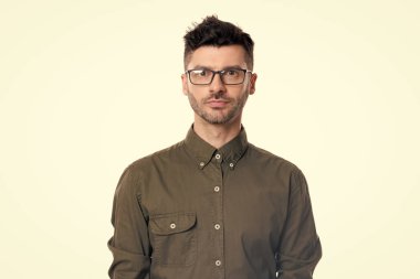 Stüdyoda yönetici portresi. Gözlüklü müdür. Yetişkin menajer suratı. Beyaz arkaplanda izole edilmiş erkek yöneticisinin portresi.