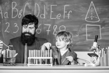 Eğitim okulu programı. Öğretmen ve çocuk test tüpleri. Azim meyvesini verir. Kimyasal deney. Okulda hiperaktivite belirtileri var. Liseli çocuk sıvılarla deney yapıyor. Okul dersi..