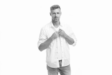 Beyaz gömlekli, kır saçlı adam. Boz adam tarzı. Boz adamın stüdyo çekimi. Beyaz arka planda izole edilmiş olgun, kır saçlı adam..