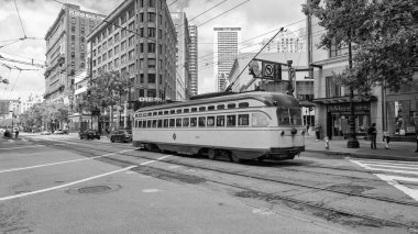 San Francisco, ABD - 19 Mayıs 2019: Sarı Sfmta tramvay şehir caddesinde toplu taşıma.