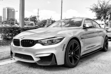 Miami Beach, Florida USA - 15 Nisan 2021: Sarı bmw m4, köşe açısı alçak. Lüks spor araba..