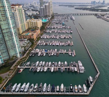Özel rıhtım. Lüks yatı olan Güney Point Miami marinası. Yaz tatili. Lüks Güney Sahili marinası. Lüks bir yat. Miami güney sahili manzaralı. Yat kulübü. Marina Miami, Florida 'da.