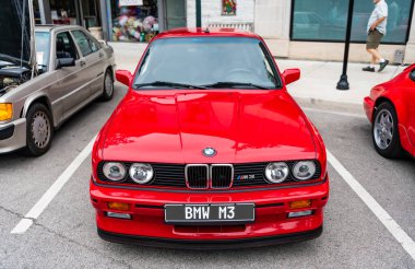 Chicago, Illinois - 29 Eylül 2024: BMW e30 M3 sokağa park edildi. BMW e30 M6 kırmızı ön görüş. BMW e30 M3 Chicago 'da