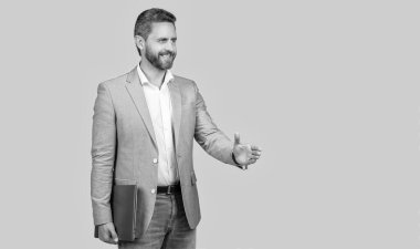 Ofis müdürü. Başarılı bir iş adamı griden kurtuldu. İş adamının profesyonel mesleği dizüstü bilgisayarı tutmaktır. İş adamı portresi. Başarılı bir iş. Girişimcinin başarısı. Boşluğu kopyala.