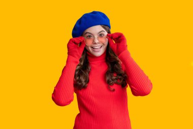 Gençler için sonbahar stili. Sonbahar tarzının modaya uygun portresi. Sarı bereli kız izole edilmiş. Genç kız güneş gözlüğü takıyor. Sonbahar moda kızı. Moda ve şık bir genç kız. Minimalist sofistike.