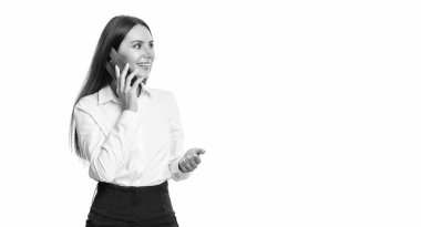 İş görüşmesi çağrısı. Telefon var. Telefonda konuşan iş kadını beyazdan soyutlanmış. İş kadını konuşmak için telefonu kullanıyor. Ofiste iş kadını iletişimi. Boşluğu kopyala.