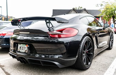 Chicago, Illinois - 29 Eylül 2024: 2015 Alfa Romeo 4C Coupe siyah rengi. P2015 Alfa Romeo 4C Coupe sokağa park etmiş. Köşeden bak. 2015 Alfa Romeo 4C Coupe Chicago 'da