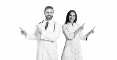 İlaç ve sağlık sigortası. Doktor reklamları işaret ediyor. Tıbbi servis ilanı. Tıp hastanesinde iki hemşire ve doktor. Sağlık doktoru beyazlar arasında izole edilmiş..