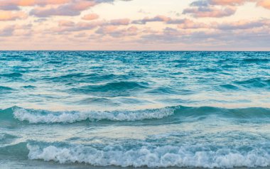 Yaz tatilinde bulutlu gökyüzü ve deniz manzarası. Deniz ufkuyla gökyüzü. Deniz doğarken sakin ufuk manzarası. Deniz manzarasında romantik yaz tatili gündoğumu. Deniz ufku manzarası. Deniz meltemi.