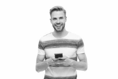 Sohbet ve mesajlaşma. Millennial Man çevrimiçi sohbet. Adam telefonda blog yazıyor. Modern sohbet iletişimi. Erkek blogcu akıllı telefon kullanıyor. İnternette ve blogda sörf yapmak. Mesaj yazılıyor.