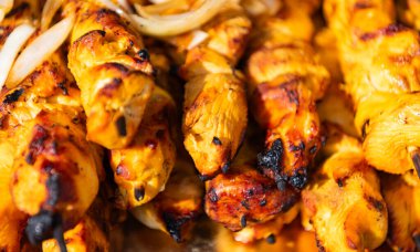 Şişte tavuk eti. Mangalda tavuk var. Izgara ızgara. Kızarmış tavuk kebabı. Lezzetli şiş kebap. Izgara barbekü. Mangalda pişen şiş et, şiş kebap..
