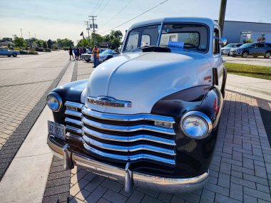 Park Ridge, Illinois, ABD - 21 Ağustos 2024 Chevrolet 3100 'ün Retro kamyonet vagonu. Chevy 3100. Kamyonet otomobil fuarına park edilmiş, ön manzara. Chevrolet 3100 kamyonet eski 1959 model araba..