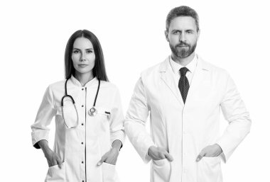 Hastanedeki doktor. Tıp alanında iki doktor. Steteskobu olan doktor beyaza izole edilmiş. Beyaz önlüklü profesyonel doktor ve tıp kadını. İlaç ve sağlık sigortası. Profesyonel tıp..