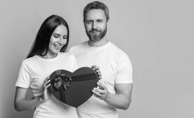 Kalpten bir hediye. Sarıda izole edilmiş bir erkek ve kadın. Kalpli bir çift. Sevgililer günün kutlu olsun. Birbirine aşık bir çift. Romantik hediyelere bayılırım. Tatlım. Sevgililer günü hediyesi olan aile çifti. Aile yıldönümü.