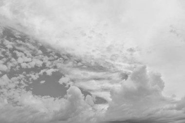 Gökyüzü ve bulutlar. Bulutlu gökyüzü. Bulutlu gökyüzü arka planı. Bulutlu gökyüzü arkaplanı. Gökyüzünde bulut. Bulutlu bir arka plan. Bulutlu kasvetli gökyüzü. Skyline görünümleri.