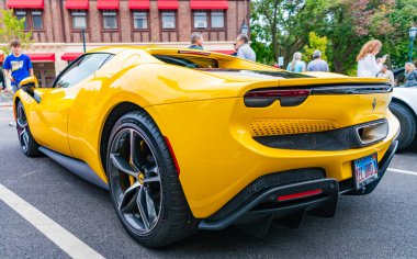 Chicago, Illinois - 29 Eylül 2024: Ferrari 296 GTS veya GTB sarı renk. Ferrari 296 GTS ya da GTB caddeye park etmiş. Köşeden bak. Lüks Ferrari 296 GTS veya Chicago 'da GTB