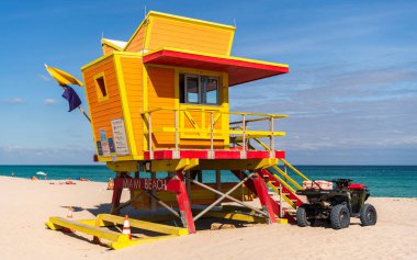 Deniz sahilindeki cankurtaran kulesi. Yaz tatili. Yaz tatili. Denizde rahatla. Miami sahilinde cankurtaran. Seyahat ve deniz tatil köyü. Sahildeki cankurtaran istasyonu. Güneşli bir gün.