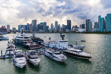 Miami, ABD-4 Kasım 2024 şehir manzarası. Lüks teknesi olan bir Marina. Miami 'deki yat kulübü ve yat limanı. Özel yat teknesi olan lüks bir yat limanı. Limanda rıhtımda bir yat var. Marina rıhtımı. Lüks yaz