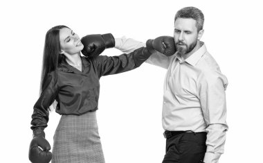 Meslektaşlar arasında tartışma. İş çatışması. Beyazlara izole edilmiş boks eldivenli iş adamları. İki iş adamı iş anlaşmazlığını çözüyor. İş ofisinde tartışıyorlar. İş riski.