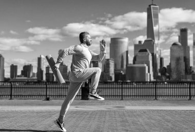 Manhattan 'da koşan adam. New York 'ta sabah sporu koşucusu. Spor antrenmanında koşan koşucu. Sporcu koşucu ya da koşucu. Spor takım elbiseli bir adam koşu yapıyor. Gol at..