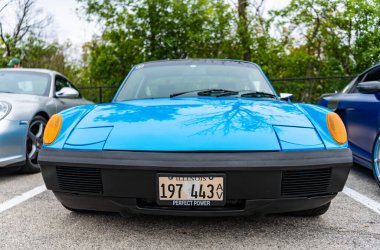 Chicago, Illinois - 29 Eylül 2024: klasik Porsche 9146 mavi renk. Vintage Porsche 9146 sokağa park edilmiş. Ön manzara. Retro Porsche 9146 Coupe Chicago 'da