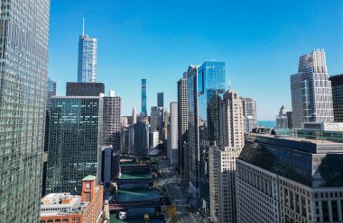 Chicago, ABD - 08 Ekim 2024: ABD şehrinin gökdelen mimarisi. Şehir manzarası. Chicago şehir merkezi, Chicago nehri manzarası. Gökdelen binalı şehir manzarası. Şehir merkezi mimarisi, Illinois.