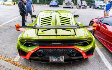 Chicago, Illinois - 29 Eylül 2024: 2021 Lamborghini Huracan STO. Metalik yeşil 2021 Lamborghini Huracan STO sokağa park etmiş. Lamborghini İtalyan lüks arabasıdır..