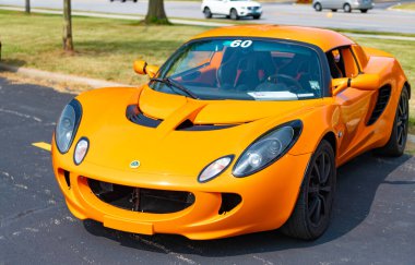 Chicago, Illinois, ABD - 08 Eylül 2024: 2005 Lotus Elise spor arabası, ön görüş. Turuncu üstü açık spor araba. Modern Lotus Elise arabası. Lotus Elise Chicago 'da