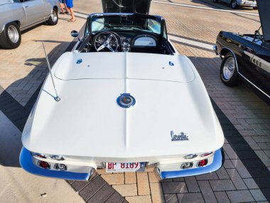 Park Ridge, Illinois, ABD - 21 Ağustos 2024: Chevy Corvette. Otomobil fuarına park edilmiş üstü açık bir araba. Chevrolet Corvette C2 eski araba. Chevrolet Corvette C2 'nin üstü açık arabası..