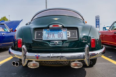 Chicago, Illinois, ABD - 08 Eylül 2024: Jensen 541R retro araba, ön manzara. Retro araba. Vintage Jensen 541R yeşil araba. Jensen 541R Chicago 'da