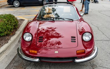 Chicago, Illinois - 29 Eylül 2024: Klasik 1974 Ferrari Dino 246 GTS kırmızı rengi. 1974 model Ferrari Dino 246 GTS sokağa park edilmiş. Ön manzara. 1974 Ferrari Dino 246 GTS Chicago 'da
