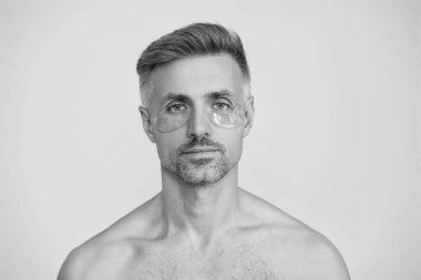 Spa bakımı. Göz bandı. Göz altlarında kolajen pedleri olan bir güzellik uzmanı. Olgun bir adamın gözlerinin altında kolajen bantları olan taze ve sağlıklı bir cildi vardır. Yüz bakımı. Göz bandı takan bir adam. Soğuk kompres kullan..