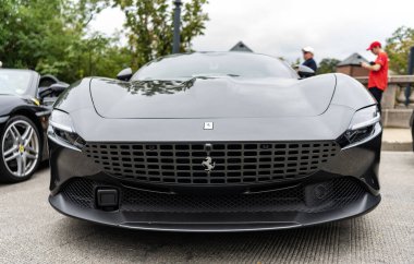 Chicago, Illinois - 29 Eylül 2024: Ferrari Roma siyah rengi. Ferrari Roma caddeye park etmiş. Ön manzara. Şatoda lüks Ferrari Roma