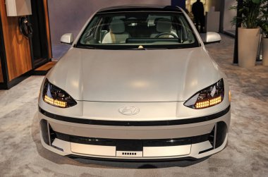 New York City, ABD - 27 Mart 2024: Hyundai IONIQ 6 elektrikli araba New York Uluslararası Otomobil Fuarı, ön manzara.