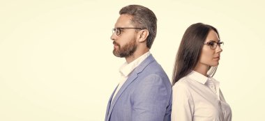 İki iş adamı birlikte çalışırlar. Başarılı iş arkadaşı. Meslektaşlar arasındaki iş ilişkileri. Resmi giyimli iş adamları. Stüdyodaki iş arkadaşı.