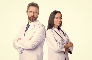 Hastanedeki doktor ve hemşire meslektaşlarının tıbbi personeli beyazlara izole edilmiş sağlık hizmetleri ve sağlık hizmetleri sunmaktadır..