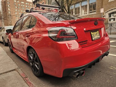 New York City, ABD - 20 Mart 2024: 2018 Subaru WRX açık havada park edilmiş spor araba, nadir manzara.