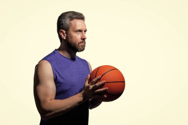 Basketbolcu adam profesyonel oynuyor. Basketbol topu olan adam. Profesyonel basketbolcu eğitimi beyazda izole edilmiş. Kaslı adamın spor motivasyonu var. Spor ve hobi. Oyuncu istatistikleri.